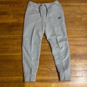 Nike Slim fit Taper Leg Regular Length Joggers NWT
